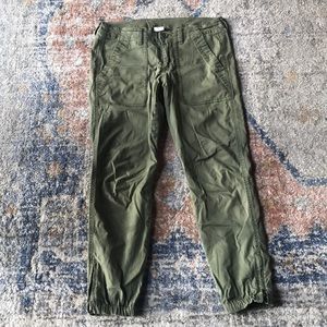 Green cropped pants